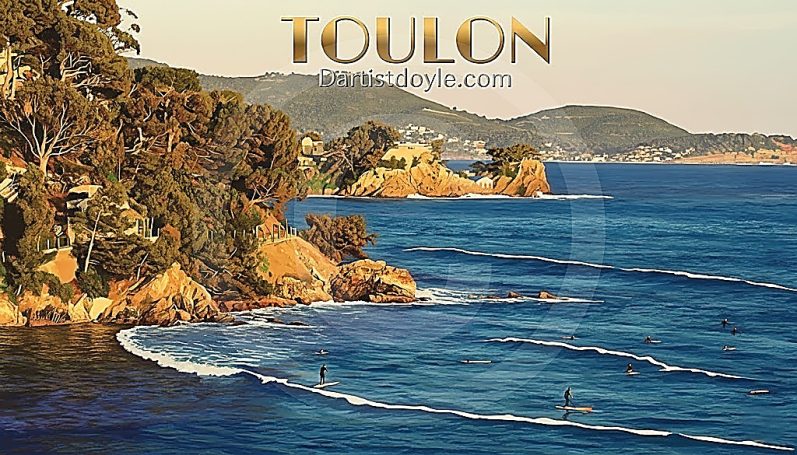 Côte de Toulon avec des vagues et des formations rocheuses en arrière-plan.