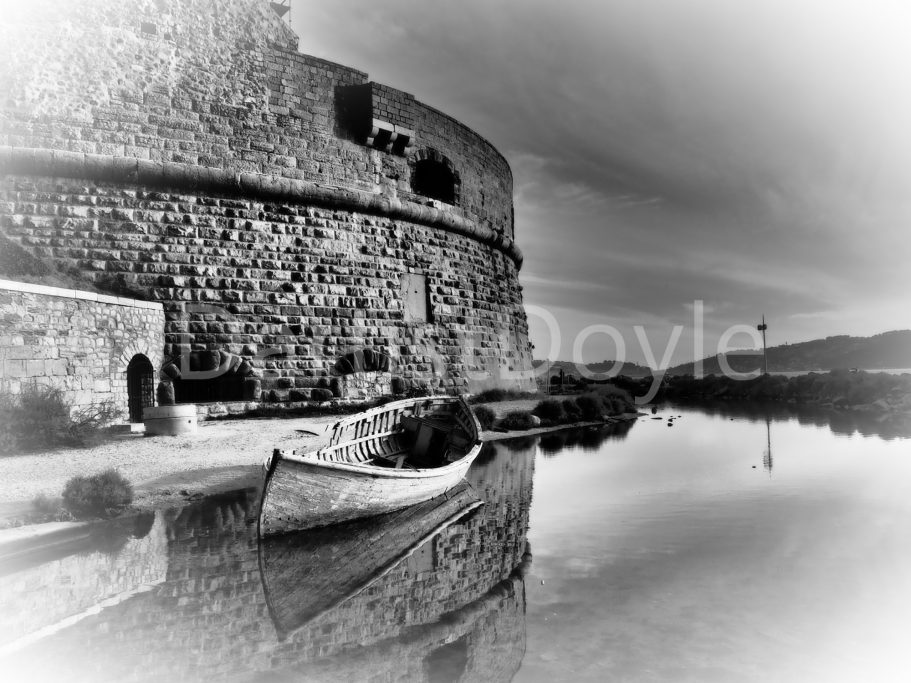 Château en pierre au bord d'un lac calme, reflet dans l'eau, ambiance monochrome.