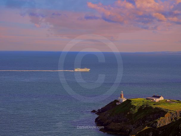 Bateau naviguant près d'une côte avec un phare sous un ciel nuageux.