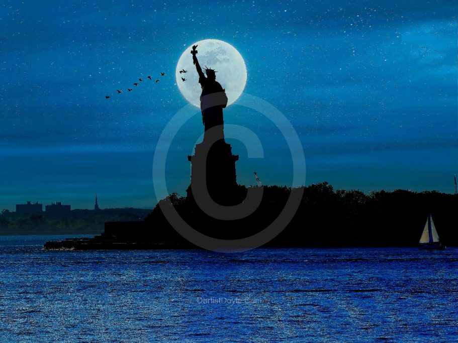 Statue de la Liberté silhouettée sous une pleine lune et entourée de vagues nocturnes.