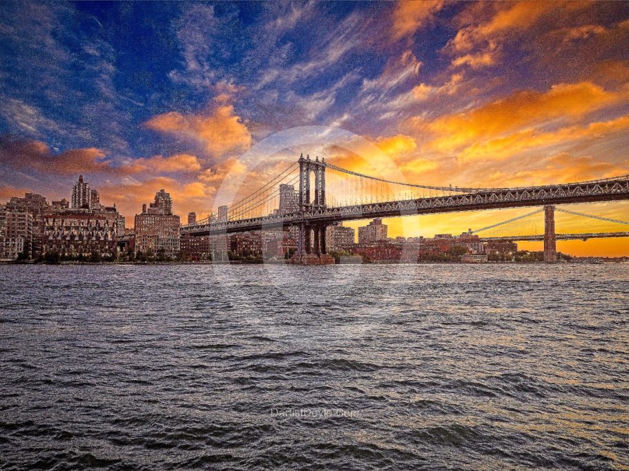 Coucher de soleil sur le pont de Manhattan et les bâtiments de New York, reflet sur l'eau.