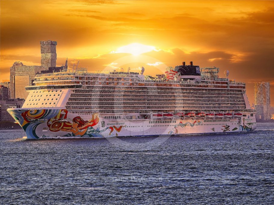 Paquebot coloré à l'arrière-plan d'un coucher de soleil sur l'horizon urbain.