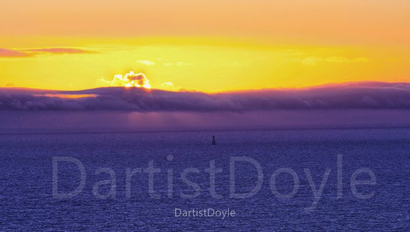 Coucher de soleil spectaculaire sur l'horizon avec des nuances de violet et d'orange.